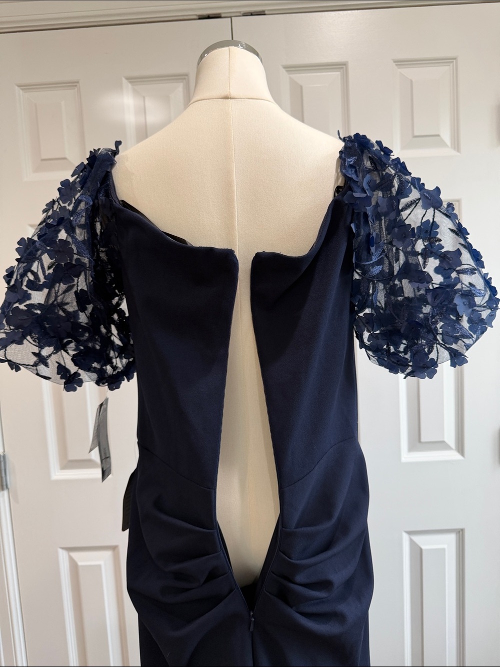 NWT XSCAPE Off-Shoulder Navy Evening Gown Floral Lace Sleeves Size 12 - Picture 11 of 14